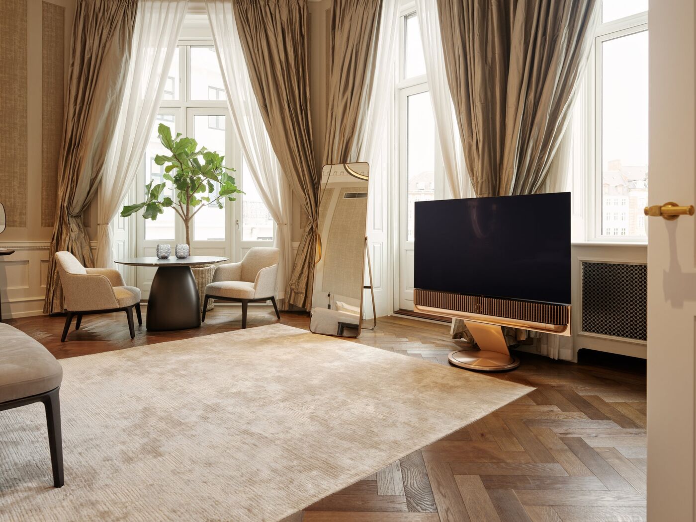 Klassisches Wohnzimmer mit in die Wand integriertem Bang & Olufsen Fernseher