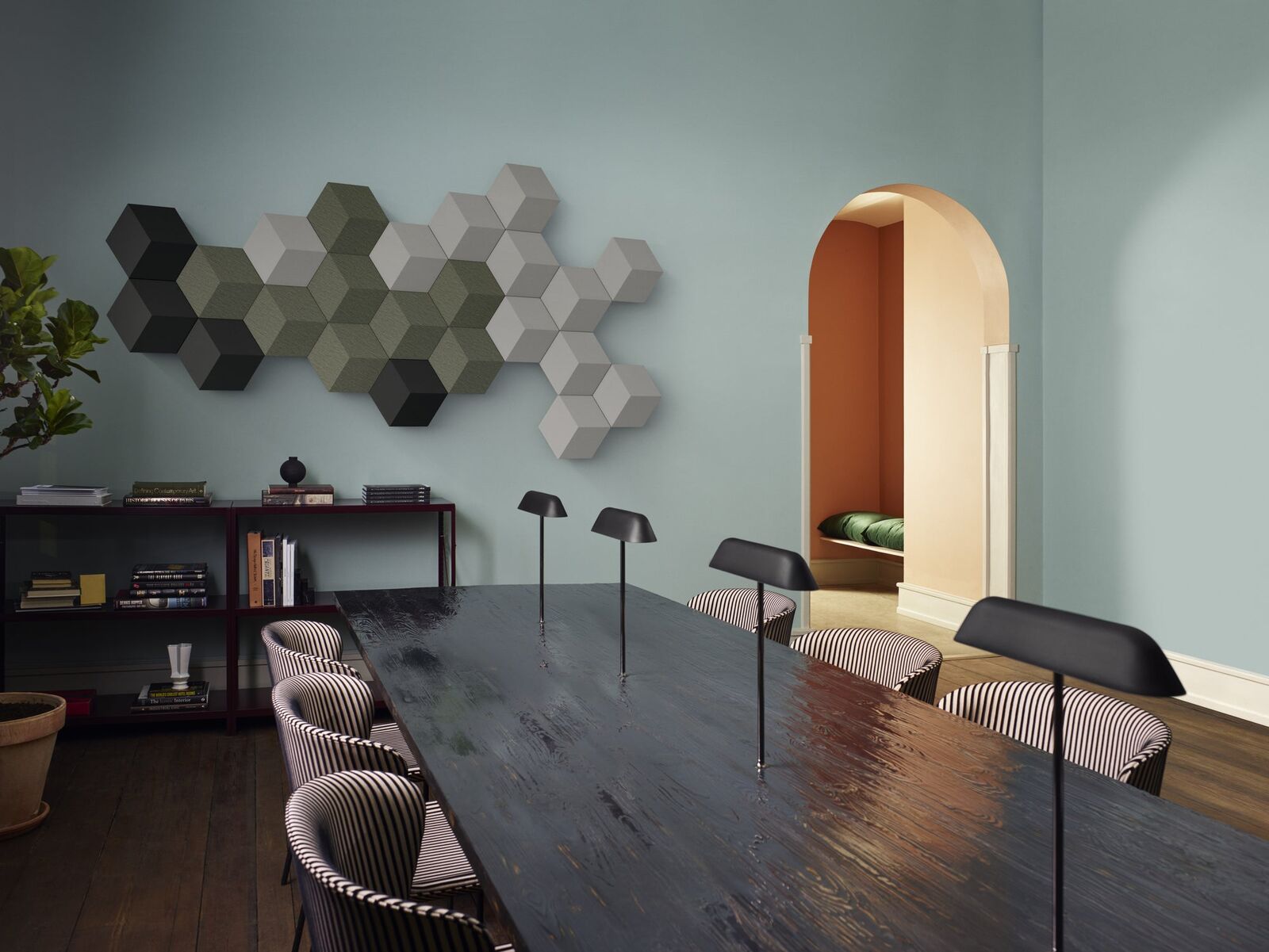 Esszimmer mit Bang & Olufsen Beosound Shape Akustikpaneelen an der Wand